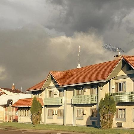 סמית'רס Stork Nest Inn מראה חיצוני תמונה