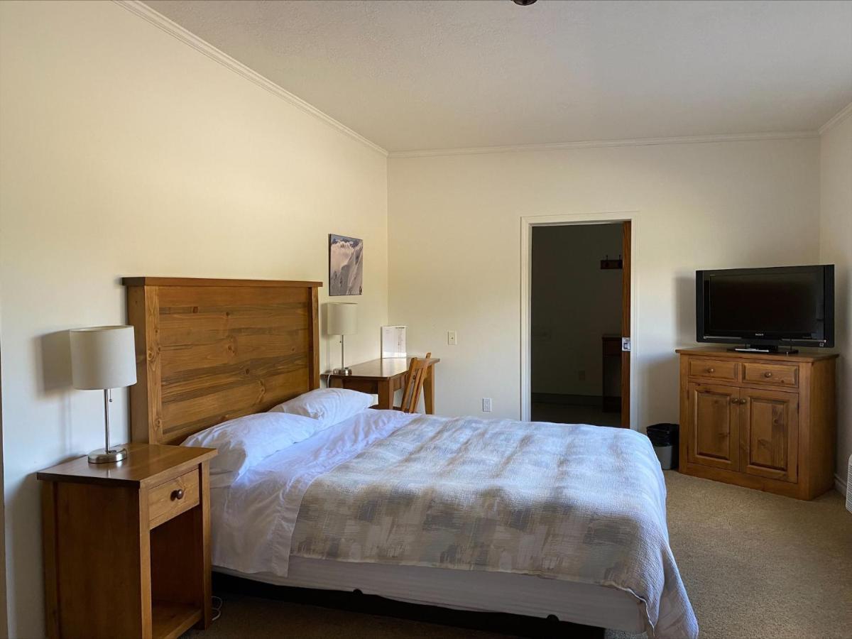 סמית'רס Stork Nest Inn מראה חיצוני תמונה